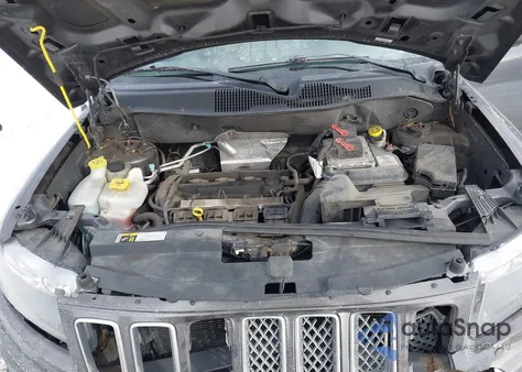 2016 Jeep Compass Latitude z USA, uszkodzony, nr VIN 1C4NJCEA0GD676490